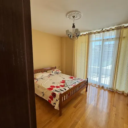 Apartmens Neli アパート Shëngjin